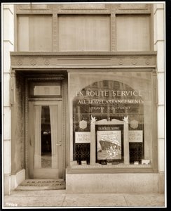 Vitrine da En Route Service, Inc., no Hotel Savoy Plaza, 59th Street e 5th Avenue, Nova York, 1928 (impressão em gelatina de prata) de Byron Company