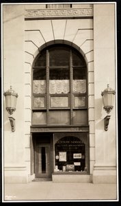 Vitrine da En Route Service, Inc., no Hotel Savoy Plaza, 59th Street e 5th Avenue, Nova York, 1928 (impressão em gelatina de prata) de Byron Company