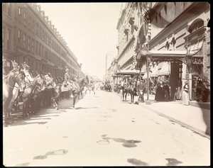 A equipe do governador aguarda a chegada de Li Hung Chang no Waldorf Astoria Hotel, Nova York, 1896 (impressão em gelatina de prata)