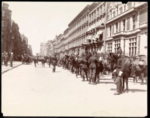 A equipe do governador aguarda a chegada de Li Hung Chang no Waldorf Astoria Hotel, 34th Street, Nova York, 1896 (impressão em gelatina de prata) de Byron Company