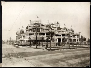 O Hotel Shelburne na Sea Breeze Avenue e Ocean Parkway, Coney Island, Nova York, c.1913 (impressão em gelatina de prata) de Byron Company