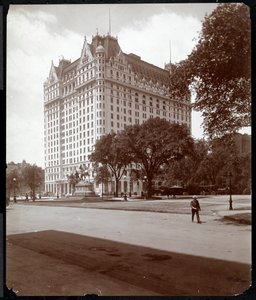 O Plaza Hotel, 5th Avenue e 59th Street, Nova York, 1907 (impressão em gelatina de prata) de Byron Company