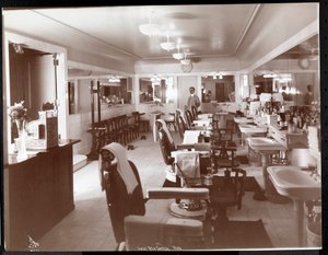 A barbearia no Philadelphia Ritz-Carlton Hotel, 1913 (impressão em gelatina de prata) de Byron Company