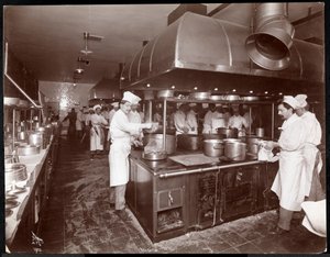 A cozinha do Ritz-Carlton Hotel, c.1910-11 (impressão em gelatina de prata)