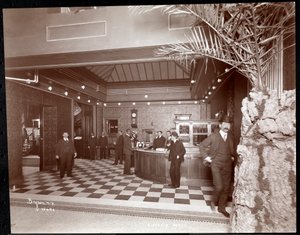 O lobby e o balcão de registo no Hotel Victoria, 1900 ou 1901 (impressão em gelatina prateada)