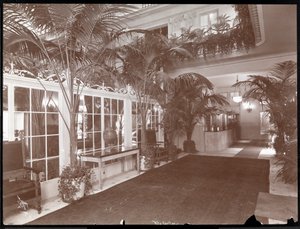 O lobby e o balcão de registo no Ritz-Carlton Hotel, c.1910-11 (impressão em gelatina prateada) de Byron Company