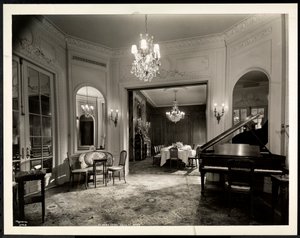 A sala de música da Suíte Louis XVI no Hotel St. Regis, 1937 (impressão em gelatina de prata)