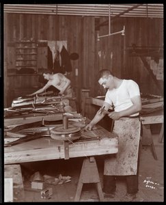 Dois homens trabalhando na fábrica Harrington Piano Co., 1907 (impressão em gelatina de prata)