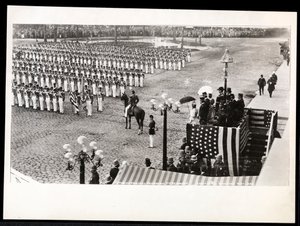 Vista, de, princesa, Eulalia, de, espanha, revisar, a, 7º regimento, marchando, em, a, columbus, celebração, parada, em, a, savoy, hotel, nova iorque, 1899, (silver, gelatin, print) de Byron Company