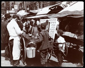 Vista, de, crianças, comprando, bebidas, de, um, mascate, ligado, hester, rua, nova iorque, 1898, (silver, gelatin, print)