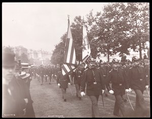 Vista da artilharia antiga de Boston marchando em uma parada em Londres, Inglaterra, 1897 (impressão de gelatina de prata)