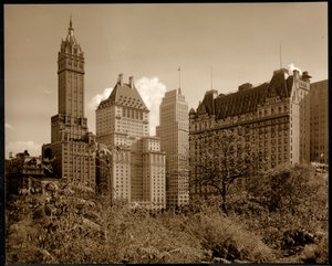 Vista do Hotel Savoy Plaza, 59th Street e Fifth Avenue, Nova York, c.1937 (impressão em gelatina de prata) de Byron Company