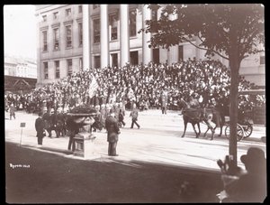 Vista, de, a, torcida, ligado, a, passos, de, brooklyn, cidade, corredor, durante, a, policial brooklyn, parada, 1897, (silver, gelatin, print) de Byron Company