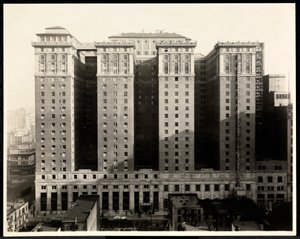 Vista do lado sul do Hotel Pennsylvania, 7th Avenue e 32nd Street, Nova York, 1919 (impressão em gelatina de prata) de Byron Company