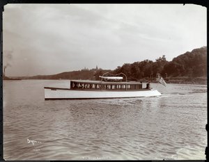 Vista do iate Delicia do iate de Nova York, lançamento und Engine Co. no rio Hudson perto de Morris Heights, Nova Iorque, 1903 (impressão de gelatina de prata) de Byron Company