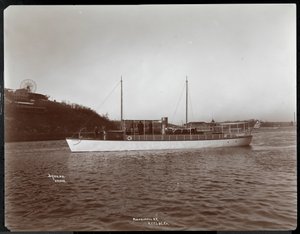 Vista do iate Mousquetaire do iate de Nova York, lançamento und Engine Co. no rio Harlem, Nova York, 1905 de Byron Company
