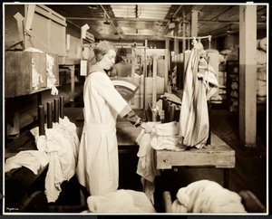 Mulheres etiquetando sacos de roupa na lavanderia Carolyn em 111 ast 128th Street, East Harlem, Nova York, 1928 (impressão de gelatina de prata)