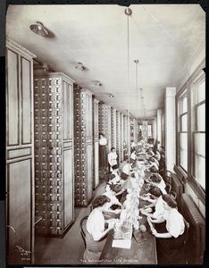Mulheres trabalhando em uma sala de arquivo, sob supervisão masculina, no Metropolitan Life Insurance Co. na 23rd Street e Madison Avenue, 1907 (impressão em gelatina de prata)