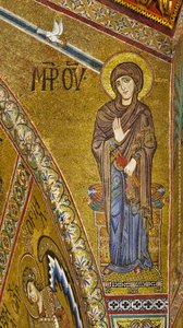 Abside: Virgem Anunciada, mosaico bizantino com fundo dourado no tímpano da abside (mosaico) de Byzantine