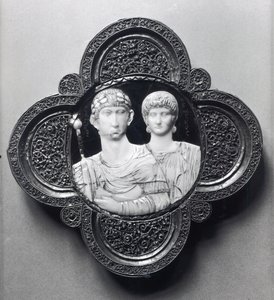 Cameo representando o imperador Honório (395-423) e sua esposa, Maria (marfim e metal) (ver também 189590) de Byzantine
