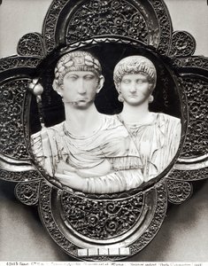 Cameo representando o imperador Honório (395-423) e sua esposa, Maria (marfim e metal) (ver também 189591) de Byzantine