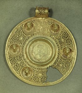 Medalhão circular de ouro: solidus de Constantino I o Grande (270-337 d.C.) ataca em Sirmium no ano 321 d.C., numa moldura interrasil de opus, adornada com 5 bustos em relevo. Século IV d.C. Sol 0,092 m Paris, Musee du Louvre de Byzantine