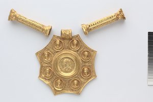 Pingente Octogonal, e dois Espaçadores em Forma de Colunas Coríntias, 324-326 (ouro) de Byzantine