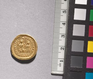 Solidus de Theodosius II e Valentinian III (reverso), 408-425 (ouro) (ver CVL 499736 para o anverso) de Byzantine