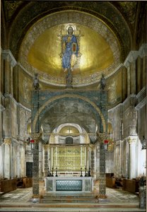 Arquitectura bizantina: o presbitério. O altar-mor, o cibório com colunas de albaster (entre os séculos V e XIII), as capitais (século XII) e o Pala d