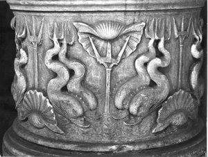 Base de uma fonte de água sagrada, esculpida com golfinhos, Basílica de San Marco de Byzantine School