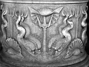 Base de uma fonte de água sagrada, esculpida com golfinhos, Basílica de San Marco de Byzantine School