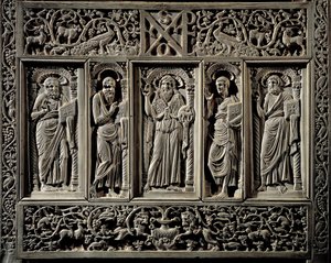 Arte Bizantina: "São João Batista e os Quatro Evangelistas" detalhe inferior da Cátedra da Eveque de Ravenna Maximien (546-554) trono episcopal (cathedra) em marfim, provavelmente realiza um Constantinopla Ravenna, Museo Arcivescovile (arte bizantina de Byzantine School