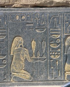 Egipto, Karnak, capela vermelha de Hatshepsut, relevo dourado, oferta de vinho
