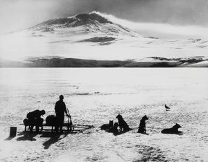 Expedição Pólo Sul por Robert Falcon Scott (1868-1912), exploradores antes do vulcão Erebus na ilha de Ross, 15 de janeiro de J.B. and Brown J. Rowbotham