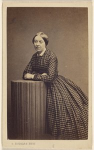 [Mulher não identificada apoiada numa coluna falsa]. de C. Robert
