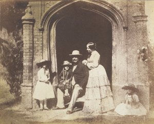 Retrato de grupo familiar posado na entrada, final da década de 1840.