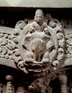 Arte Khmer: "O deus Indra no centro de Airavana e o Marut, os deuses da tempestade e do vento" Lintel de pedra ao estilo de Sambor Prei Kuk (600-650). do Camboja. Paris, Museu Guimet, Museu Nacional de Artes Asiáticas