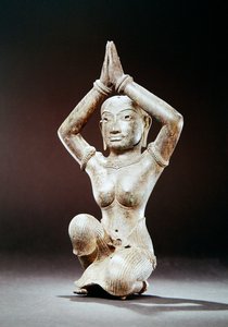 Mulher ajoelhada, segunda metade do século 11 (bronze com incrustações de prata e vestígios de ouro)
