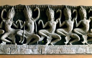 Os apsaras, criaturas muito jovens e bonitas que dançavam no pátio da Indra. A mitologia hindu. Arte Khmer, templo Bayon.