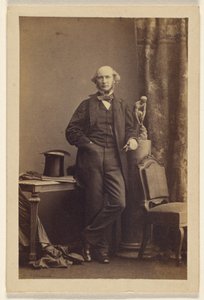 [Homem não identificado de pé, cartola em cima da mesa]. de Camille Silvy