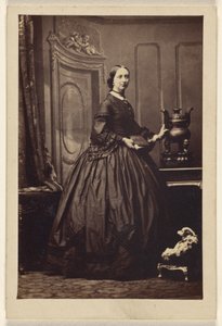 [Mulher não identificada segurando um livro, de pé] de Camille Silvy