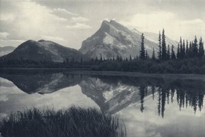As Montanhas Rochosas Canadianas: Monte Rundle, Banff e Lagos Vermillion (fotografia a preto e branco) de Canadian Photographer