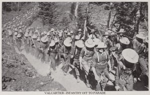 Val Cartier-Infantaria a caminho da parada 1915 (foto p/b) de Canadian Photographer
