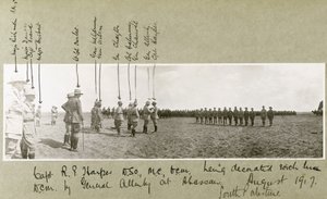 General Allenby decorando o capitão Harper com o DCM em uma cerimônia em Abassan, no sul da Palestina, em agosto de 1917 de Capt. Arthur Rhodes