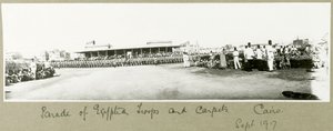 Desfile de tropas e tapetes egípcios, Cairo, setembro de 1917 de Capt. Arthur Rhodes