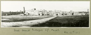 Muro ao redor da Mesquita de Omah, 14 de dezembro de 1917 de Capt. Arthur Rhodes