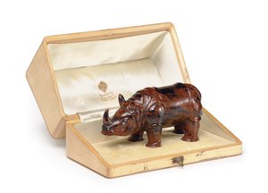Um modelo esculpido em jaspe de um rinoceronte, c. 1900 (caixa de madeira forrada de jaspe, diamantes, seda e veludo)
