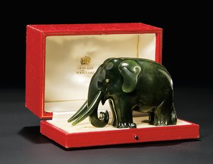 Um modelo nefrita de joias de um elefante, com olhos cravejados de diamantes, por volta de 1900