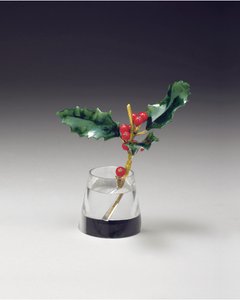 Holly spray em um vaso estreito, c.1890 de Carl Fabergé