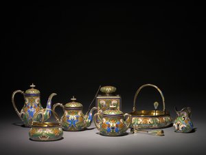 Pote de água quente, açucareiro coberto, caddie de chá, bule, pinças de açúcar, garfo de limão, cesto de açúcar, cesto de bolo, jarro de creme, coador de chá e peneira de açúcar, antes de 1896 e 1896-1906 de Carl Fabergé